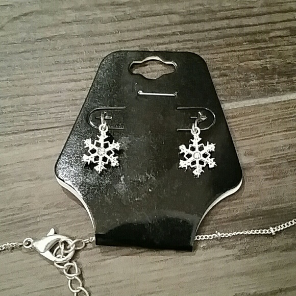 ONE SET LEFT! ❄️Winter Wonderland Necklace Set❄️ - Picture 2 of 3